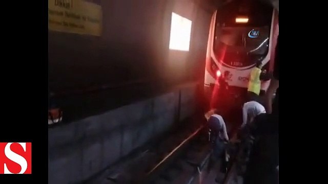 Marmaray�da raylara düşen kadını kurtarma çalışmaları kamerada