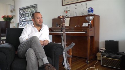 هذا الصباح- موسيقي كولمبي يعزف على بندقية