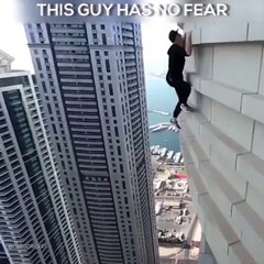 Cet homme n'a vraiment pas peur du vide... Vertigineux