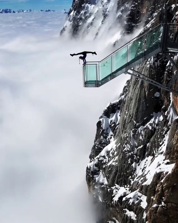 Ce qu'elle fait va vous couper le souffle et vous donner le vertige