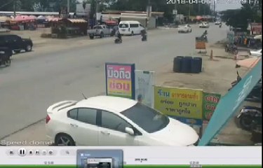 Cha mẹ bất cẩn đánh rơi con trên đường nhưng hành động sau đó mới thực sự khiến cư dân mạng bức xúc