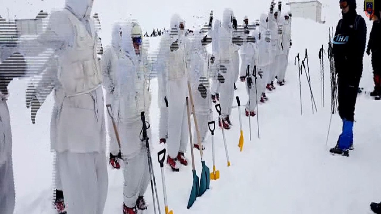 Jandarma'dan gururlandıran klip “Şiddetli soğuklarda ve derin karda mücadele ve kayak eğitimi”