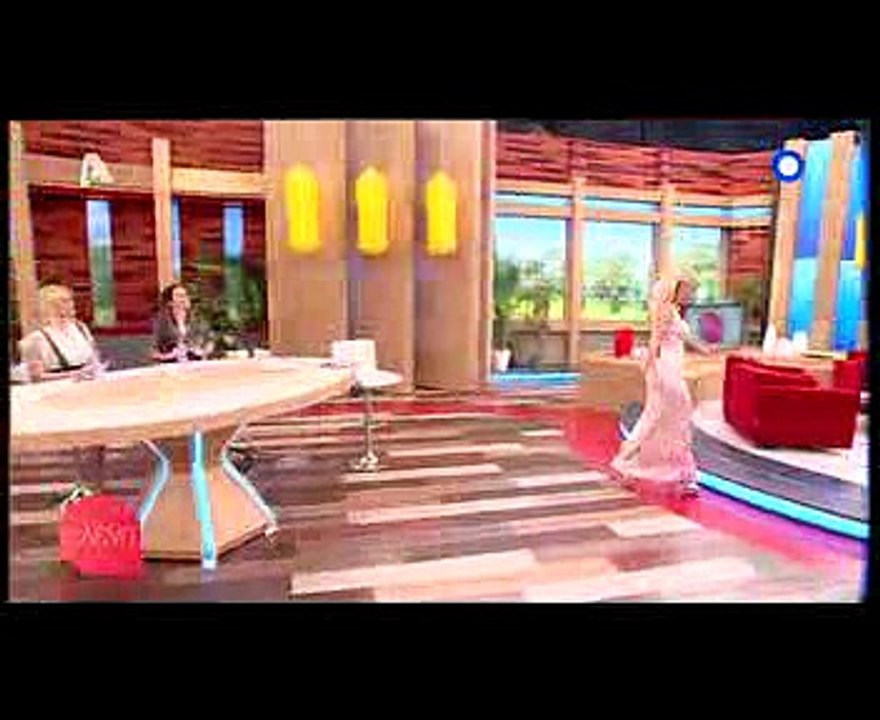 Ελένη: Προκάλεσε «πυρετό» σε συνεργάτη της με το σούπερ σέξι φόρεμά της