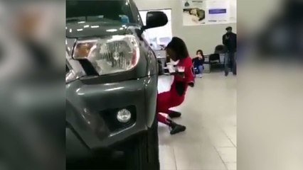 Con todos ustedes... ¿la camarera más elástica del mundo?