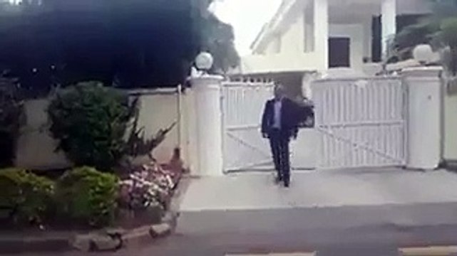 Exposed : Absar Alam captured on camera when leaving Nawaz Sharif's house