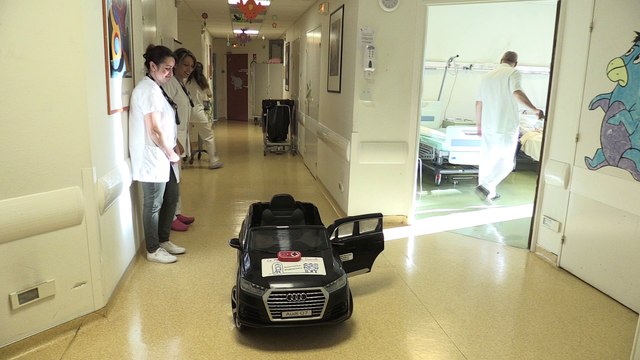 Drôle de carrosse ! A l'hôpital Le Corbusier, à Firminy, les enfants vont au bloc en voiture electrique