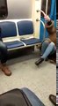 Cette fille visiblement droguée fait peur à voir dans le métro et dissuaderait n'importe qui d'essayer