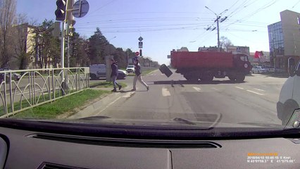 Matelas tombé du camion aussitot ramassé