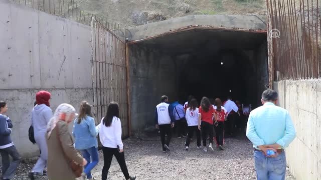 Milliler Yerin 150 Metre Altında Tuz Mağarasında Boks Yaptı