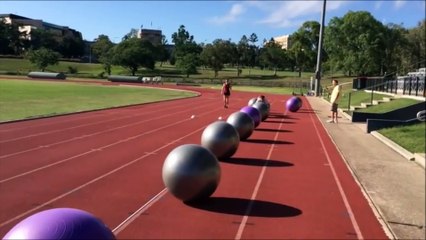 Nouveau record du monde : Du 'surf' sur des ballons de gym