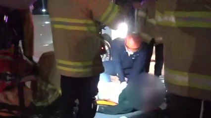 승용차 밑에 깔린 오토바이 운전사 중상 / YTN