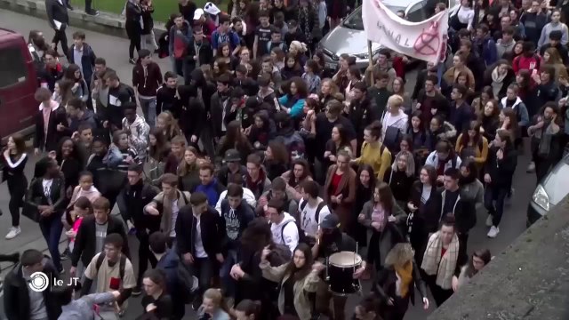 A LA UNE/ Tours: un millier de lycéens dans la rue - 12/04/2018