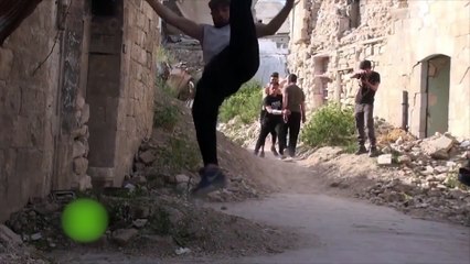 Ni la guerra impide a estos jóvenes a practicar Parkour