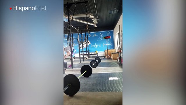 Por poco se desnucó al realizar su rutina de ejercicios en el gimnasio