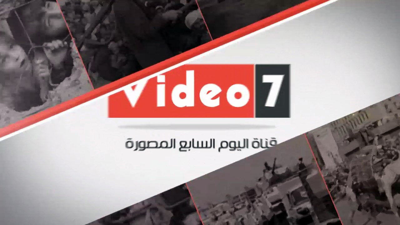 فرد أمن بمستشفى الساحل يدخن السجائر على باب قسم الجراحة
