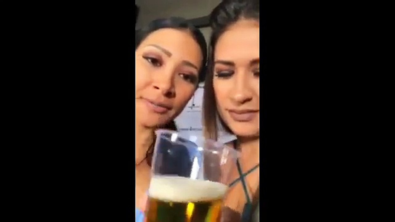 Simone cai na risada na hora que simaria tá tomando,adivinha_