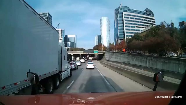 Un camion de pompier déboule à toute vitesse sur cette voie rapide en mode cascadeur!