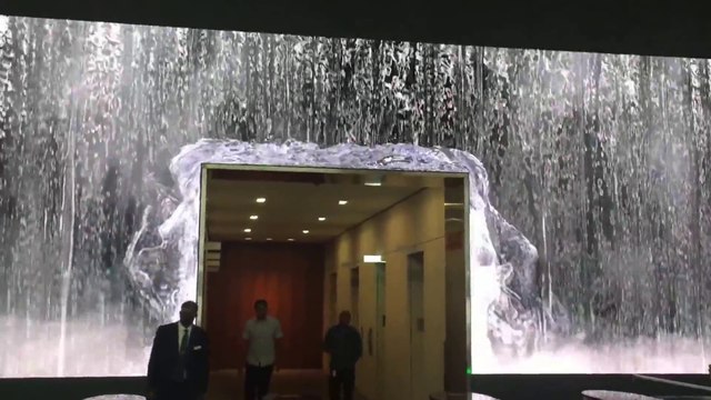 Un hall de building inondé part une cascade.. sur écran géant !