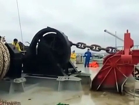 Ce navire va perdre son ancre de plusieurs tonnes... Tellement impressionnant