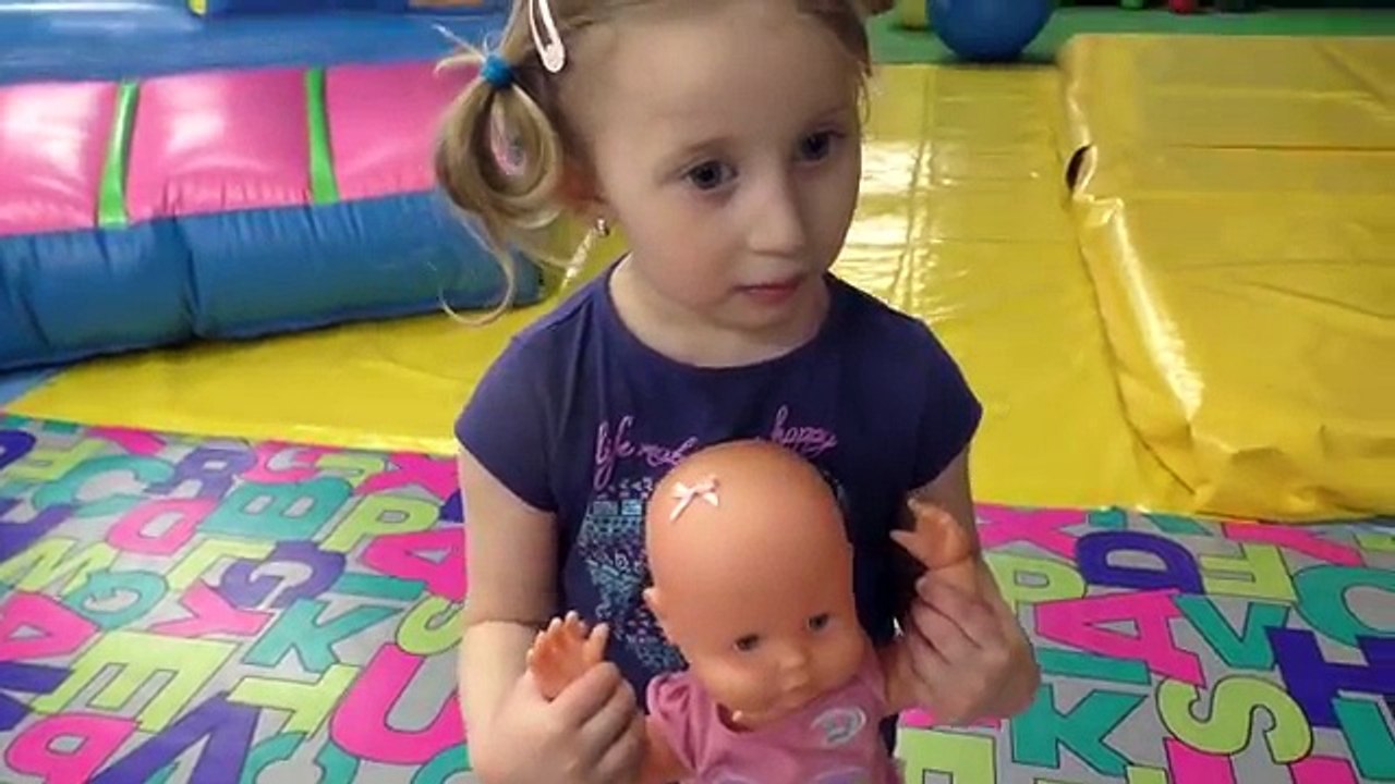 Sonja trazi Kinder Jaja Igracke u Igraonici za decu / Vazdusni Tobogani i Dvorci / Fun Playground