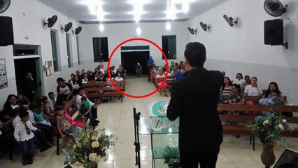 FIM DOS TEMPOS! CRIATURA HORRÍVEL APARECE NA PORTA DA IGREJA