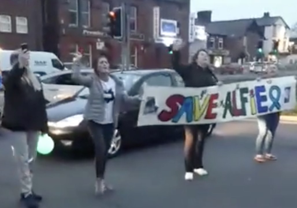Large Crowd Protests Outside Liverpool Hospital in Favor of Parents With Child on Life Support