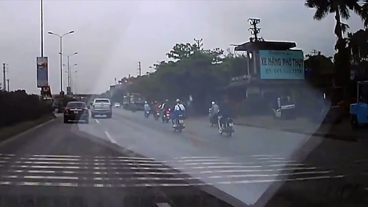 Hà Nội: Bị ngã ra đường vì tránh ô tô đi ngược chiều, 2 người bị xe máy đi sau cán trực diện