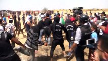 Gazze sınırındaki gösterilere katılan Filistinliler, İsrail bayrağını yaktı (2) - HAN YUNUS