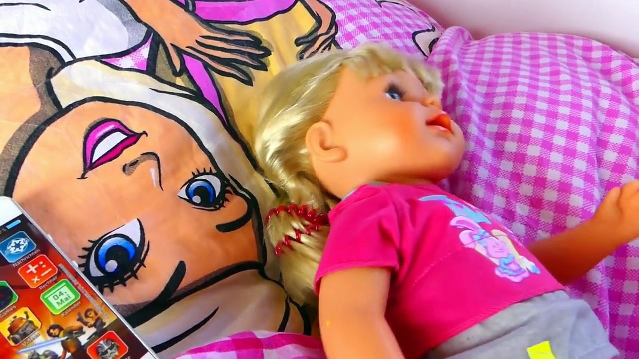 La Poupée BABY BORN doll se Reveille le matin