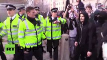 Policía arremete contra estudiantes que protestan contra recortes en Londres