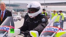 Putin estrecha la mano a policías australianos antes de irse de la cumbre del G20