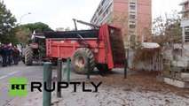 Agricultores franceses arrojan excremento a las oficinas administrativas como protesta