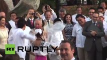 El príncipe Carlos se arranca a bailar una danza nacional en México