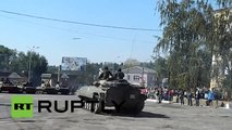Autodefensas muestran los equipos militares obtenidos en batallas con el Ejército de Kiev