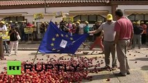 Agricultores españoles queman la bandera de la UE frente a montañas de fruta