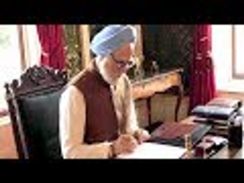 The Accidental Prime Minister: Anupam Kher Looks Exactly Like Dr. Manmohan Singh | Bollywood Buzz