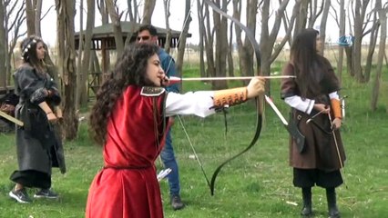 Kızlar at üstünde ok atıp şampiyonaya hazırlanıyorlar