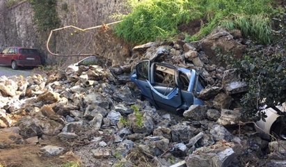 Beşiktaş'ta istinat duvarı çöktü, 3 araç kullanılamaz hale geldi