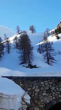 Une avalanche surprend des secours