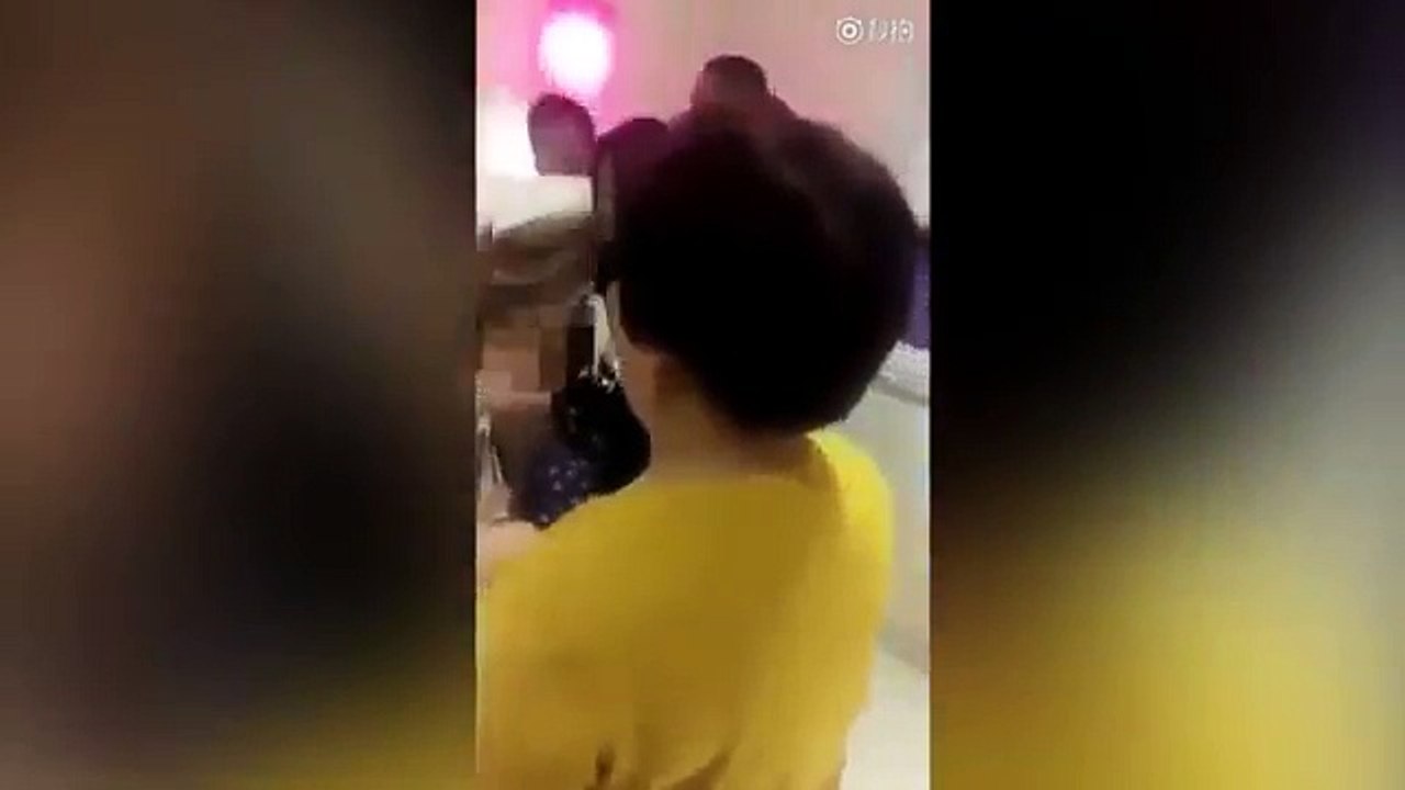 او تیری بیوی نے شوہر کو رنگے ہاتھوں پکڑ لیا پھر کیسی ٹھکائی لگائی ویڈیودیکھیں
