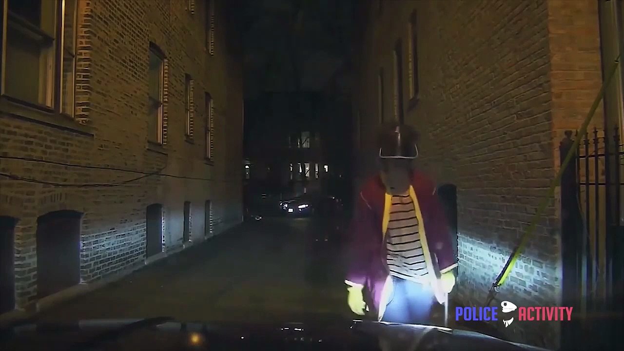 Un étudiant a la mauvaise idée de charger des policiers avec une barre de fer