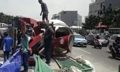 Truk Terguling dan Timpa Bus di Tanah Abang.