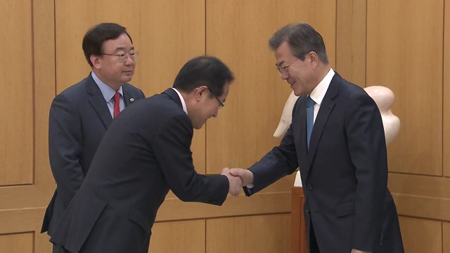 문재인 대통령-홍준표 대표, 청와대 단독 회동 / YTN