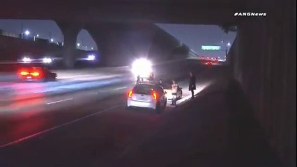 Voiture arrêtée au milieu d'une grosse route