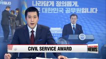 President Moon awards 80 outstanding civil servants at Cheong Wa Dae