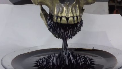La réaction de ce fluide ferromagnetique face à un aimant est juste dingue