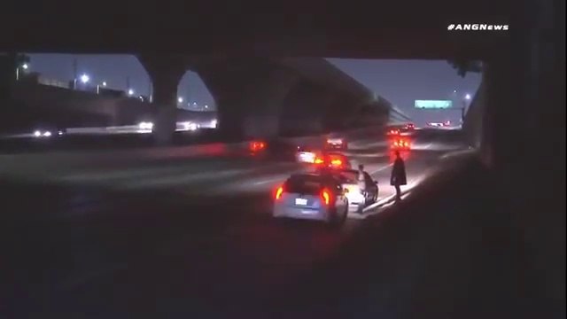 Un voiture s'arrete au milieu d'une autoroute et c'est le drame