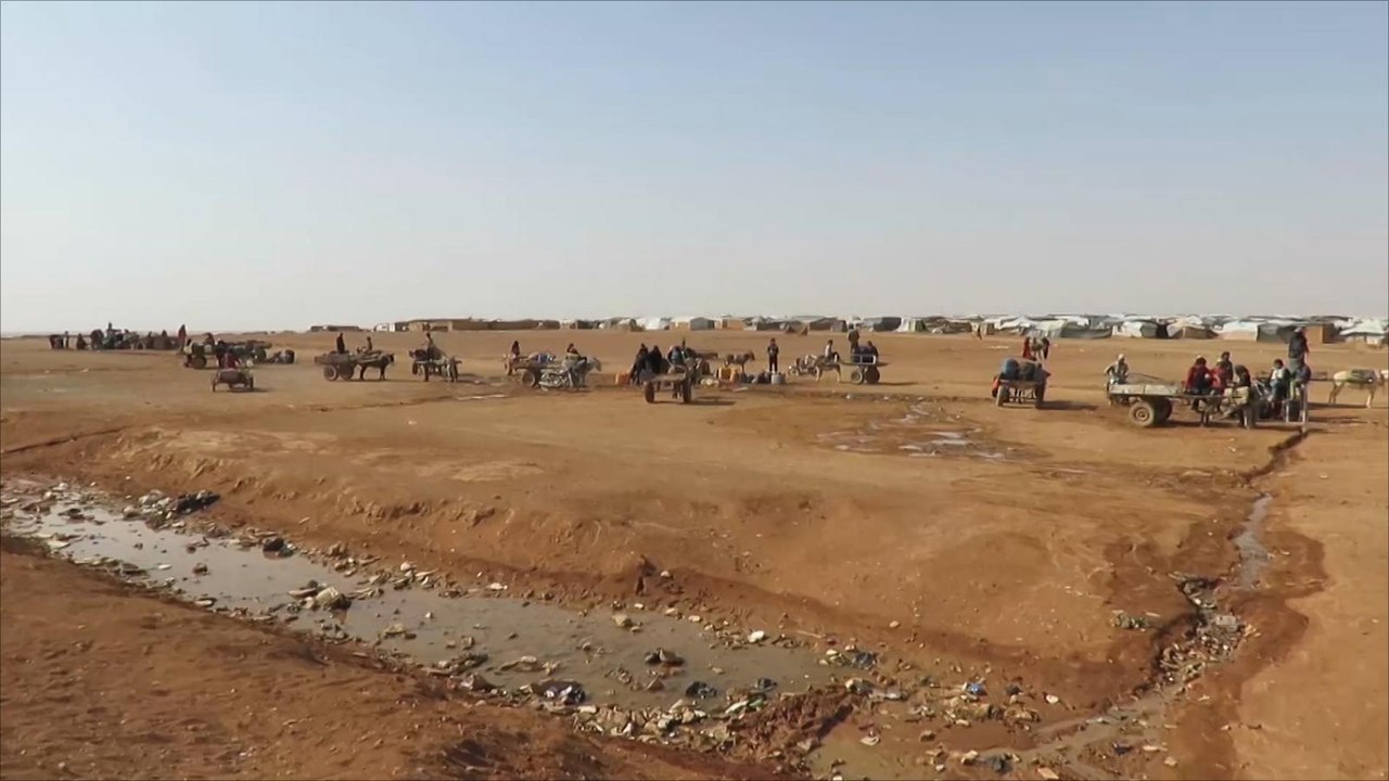 مدارس مخيم الركبان الطينية بحاجة ماسة للدعم