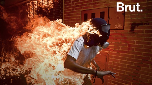 Venezuela : la photo d'un jeune homme en feu fait le tour du monde