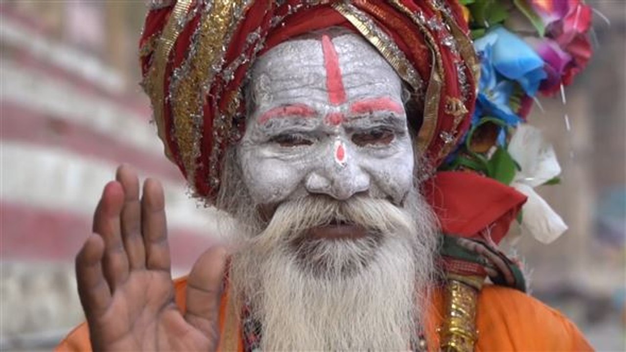 Varanasi: Wo Leichen am Fluss brennen und Großtiere frei herumrennen